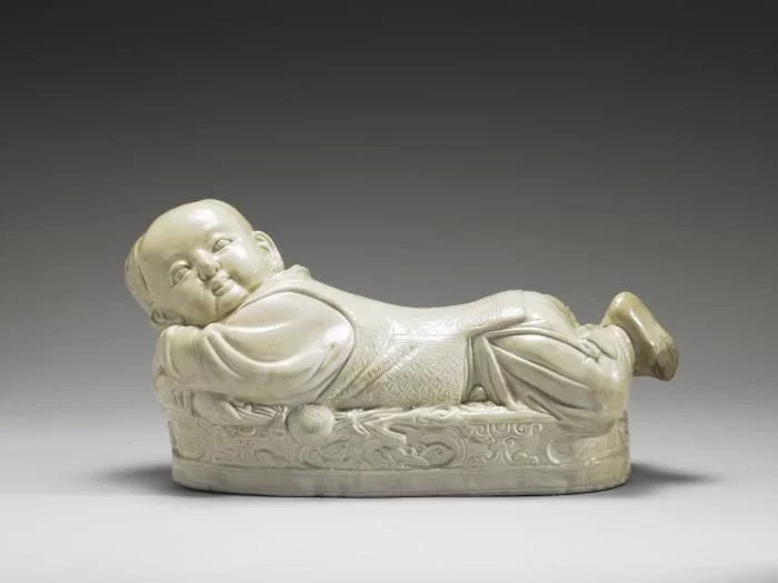 臺北故宮博物院十大鎮(zhèn)館之寶《白瓷嬰兒枕》 臺北故宮博物院十大鎮(zhèn)館之寶《白瓷嬰兒枕》