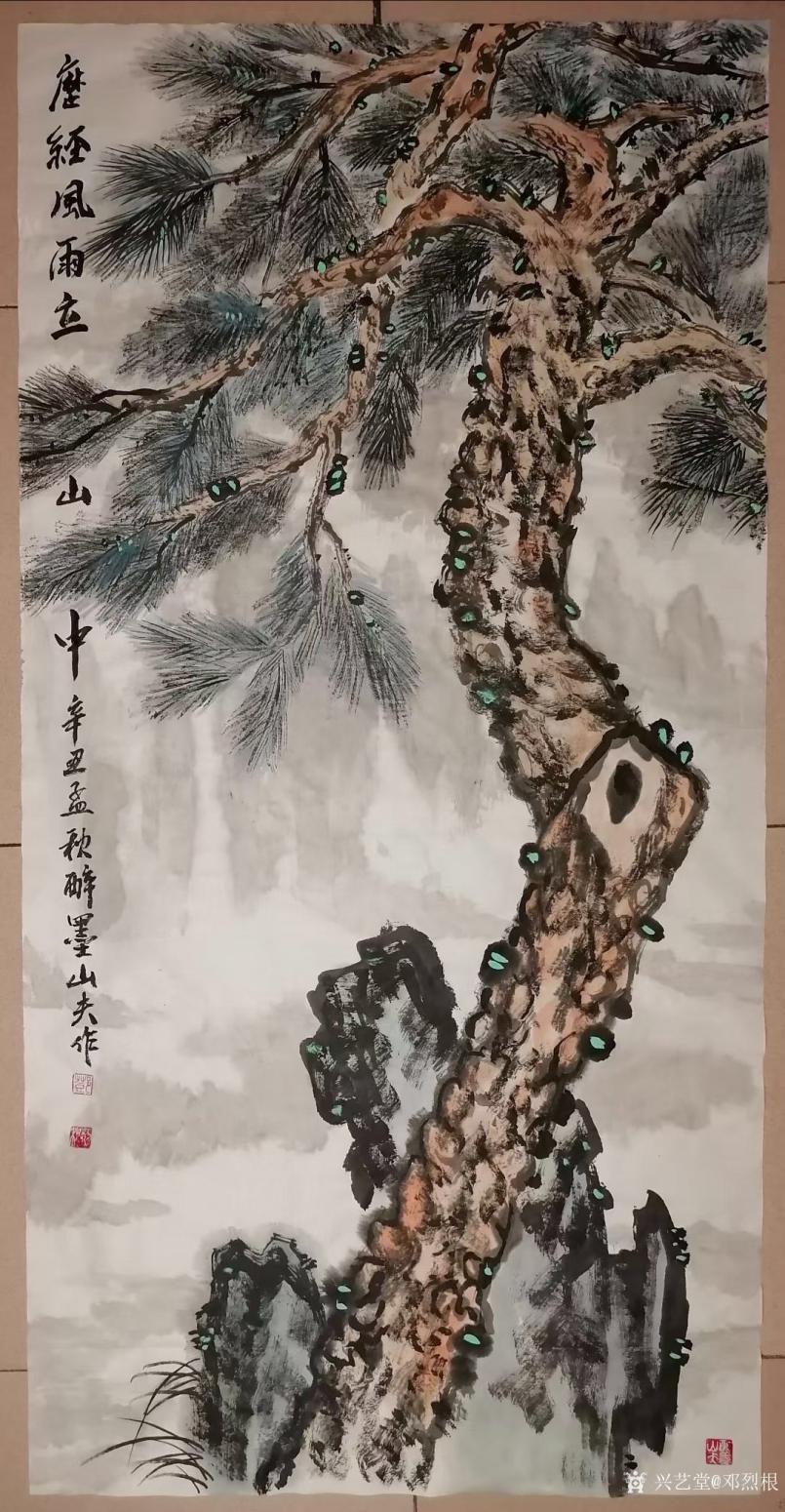 鄧烈根國畫作品《松-歷經(jīng)風(fēng)雨立山中》