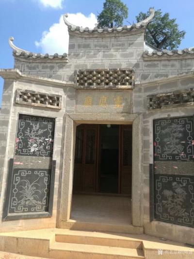 陳培潑日記-《在長(zhǎng)坊》~陳培潑詩(shī)作
大片大片的荷花
坐落在長(zhǎng)坊村的稻田里
蓮蓬在不斷被【圖1】