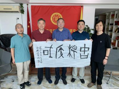 楊牧青日記-“古楊侯國”項(xiàng)目研討會在北京舉行
上圖:楊牧青宗親用甲骨文書法拜題<古楊【圖1】